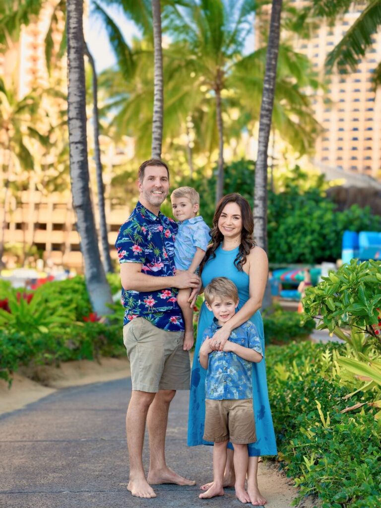 Family of four taking a professional photo with Shoott in Waikiki Beach, Oahu, Hawaii